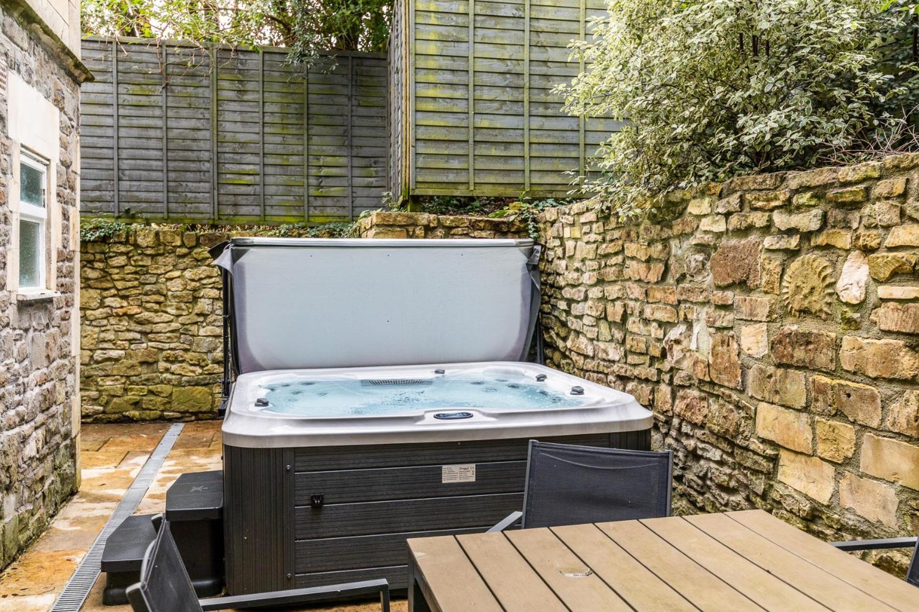 Locksbrook - Hot Tub - Spacious Outdoor Space Apartment Bath